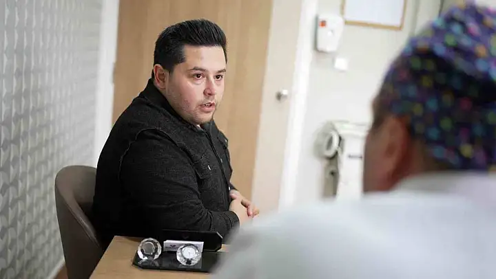 Organları ters olan Yiğithan, tüp mide ameliyatı yapılan dünyadaki 30 kişiden birisi oldu