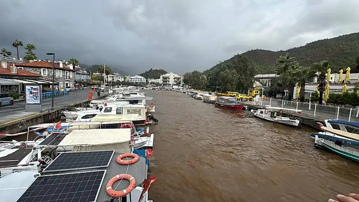 Orman yangınları erozyonu tetikledi, Marmaris'te denizler de olumsuz etkilendi