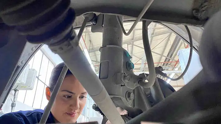 Oto tamirhanesinin üç üniversite diplomalı kadın ustası
