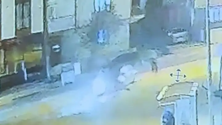 Otomobil ile çarpışan motosiklet sürücüsü ağır yaralandı: Kaza anı kamerada