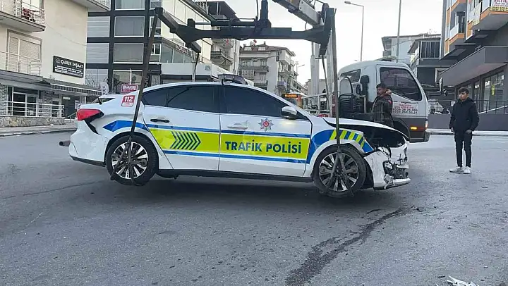 Otomobil ile polis aracı çarpıştı: 1'i çocuk 4 yaralı