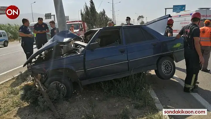 Otomobil refüjdeki direğe çarptı, sürücü ölümden döndü