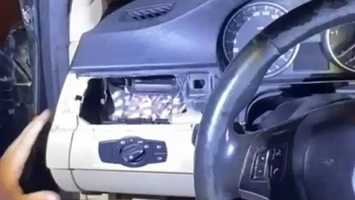 Otomobilin klima ızgarasından uyuşturucu çıktı