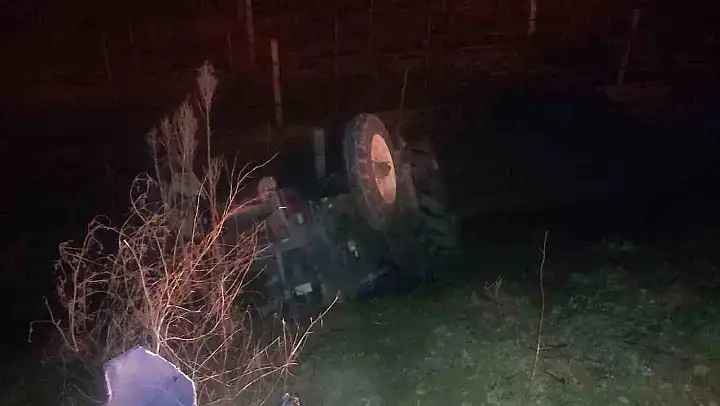 Otomobilin traktöre arkadan çarptığı kazada 2 kişi yaralandı