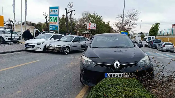 Otoparktan kontrolsüzce çıkan otomobil kazaya sebep oldu