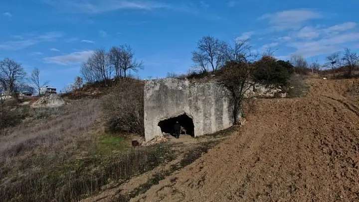 (Özel) Bursa'da 2 bin yıllık kaya mezarın, Romalı soylu bir bürokrat ve ailesine ait olduğu ortaya çıktı