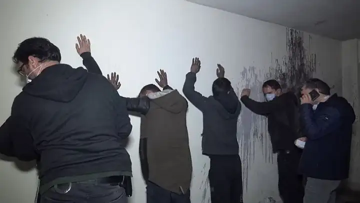 (Özel) Bursa'da kısıtlamada uyuşturucu partisine polis baskını