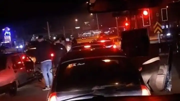(Özel) Bursa'da yolu trafiğe kapatıp eğlendiler