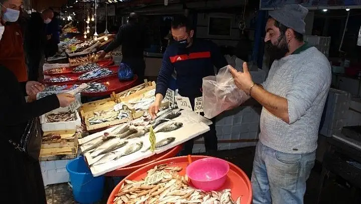 (Özel) Hamsi yasağı gelince vatandaşlar balık haline akın etti