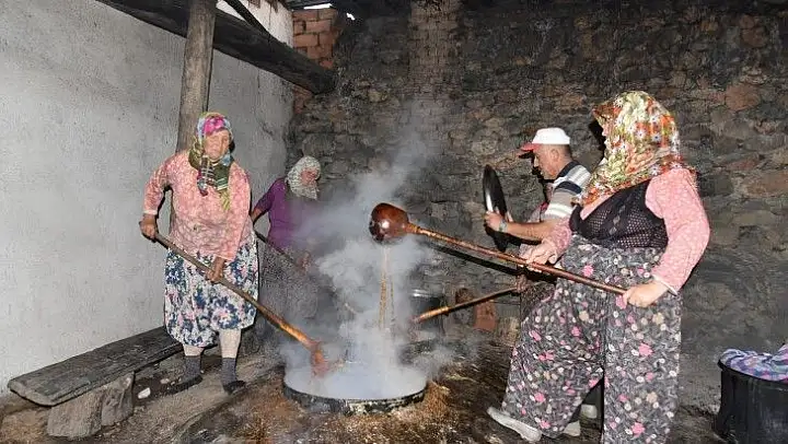 (Özel) İmece usulü geleneksel pekmez yapıyorlar