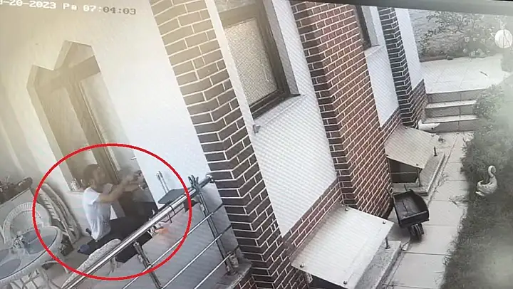 (Özel) Önce köpekle oynadı, sonra böyle soygun yaptı...Tatilde paraları yerken yakalandı
