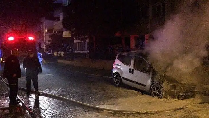 Park halinde yanan araç önündeki aracı da yaktı