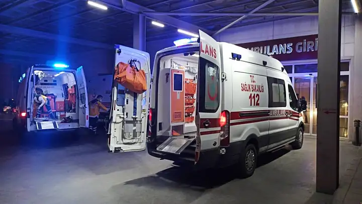 Park halindeki kamyona çarpan motosiklet sürücüsü ağır yaralandı