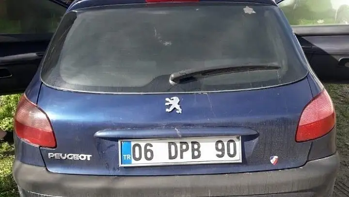 Park halindeki otomobil alev aldı