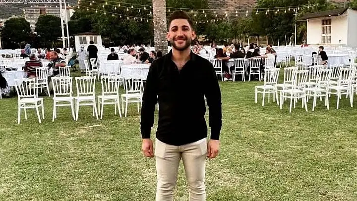 Park halindeki tıra çarpan motosikletli yaşamını yitirdi