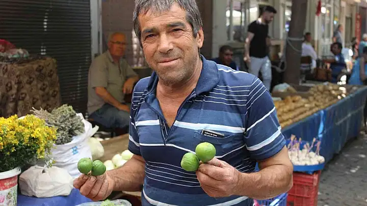 Pazar tezgahındaki ilekler, vatandaşların dikkatini çekiyor