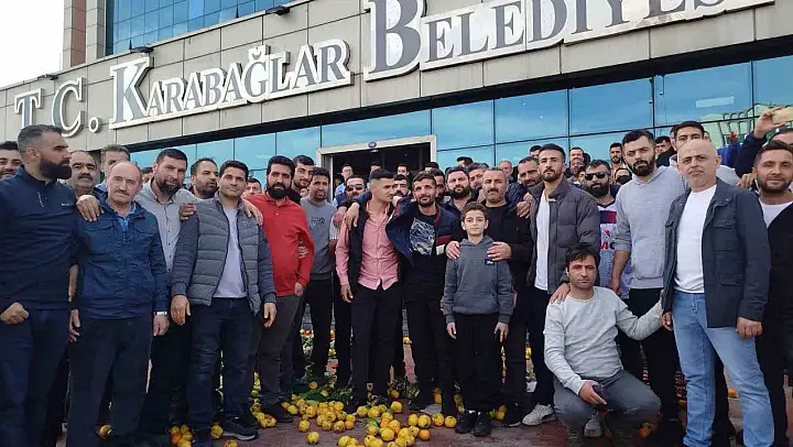 Pazarcı esnafından Karabağlar Belediyesine sebze-meyveli protesto