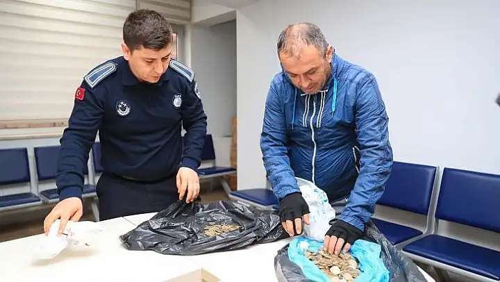 Pazarda unutulan 9 kilo parayı sahibine ulaştırdılar
