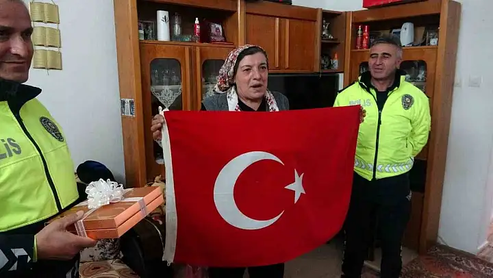 Polis helikopterine bayrak sallayan Ayşe teyze: 'Ağlaya ağlaya içeri girdim, çok duygulandım'
