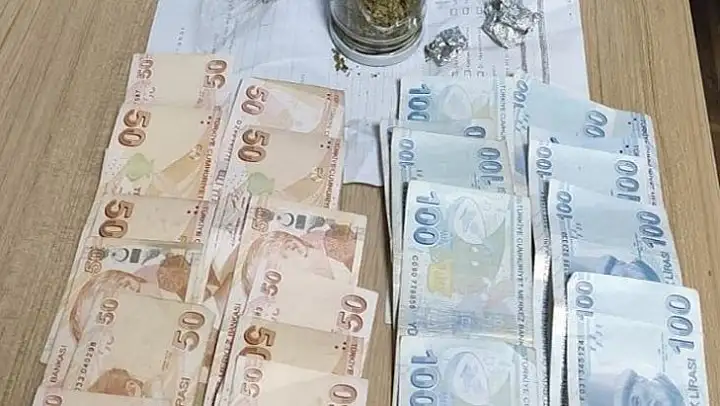 Polisi görünce uyuşturucu dolu kavanozu dışarı attı