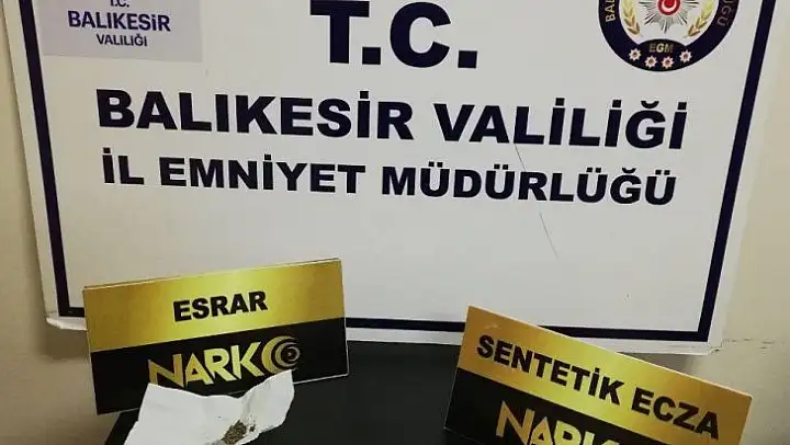 Polisin durdurduğu araçta uyuşturucu ile yakalanan 2 kişi gözaltına alındı