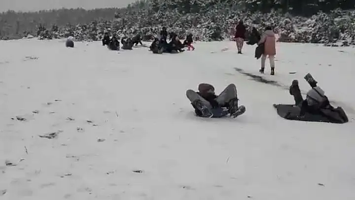 Poşetle kaydılar...Kar keyfini çocuklar çıkardı