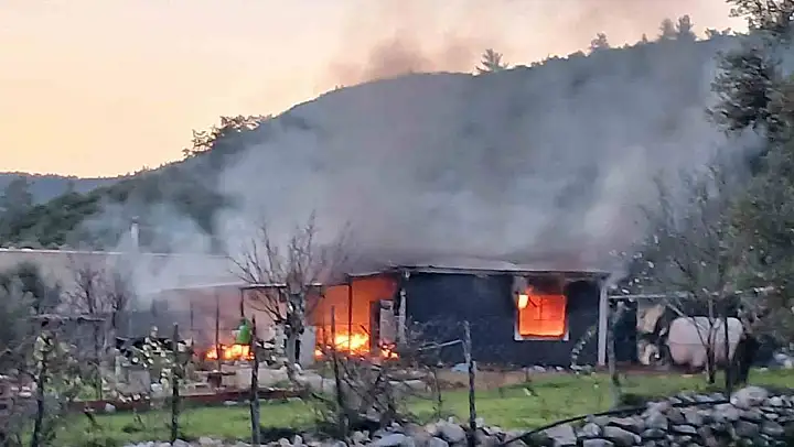 Prefabrik ev alevlere teslim oldu: 1 yaralı