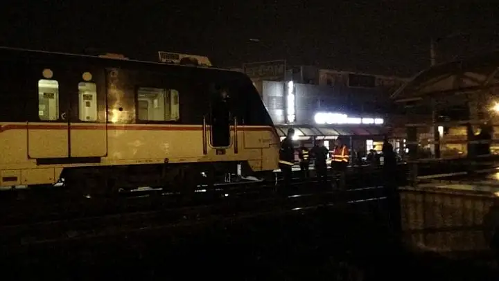 Raylardan yolun karşısına geçmek isterken trenin altında kaldı