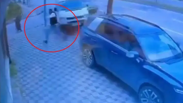 Refleksiyle hayatta kaldı, 2 araç arasında sıkışmaktan zıplayarak kurtuldu: O anlar kamerada