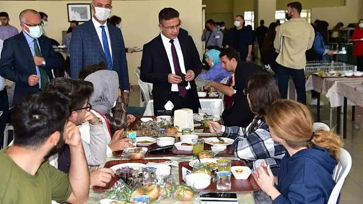 Rektör Kuş'tan, Öğrenci yemekhanesine sürpriz ziyaret