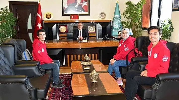 Rektör Kuş'tan, TEKNOFEST finalisti öğrencilere tebrik
