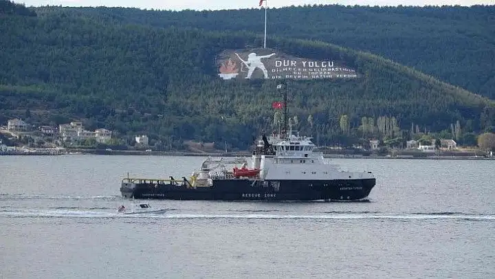 Rus askeri römorkörü Çanakkale Boğazı'ndan geçti