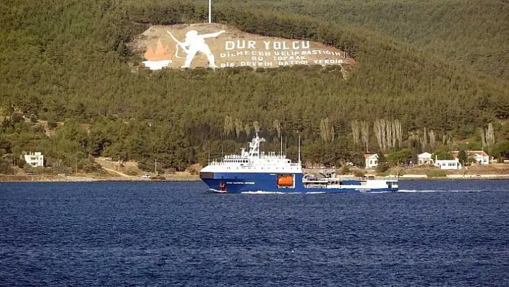 Rus askeri tankeri Çanakkale Boğazı'ndan geçti