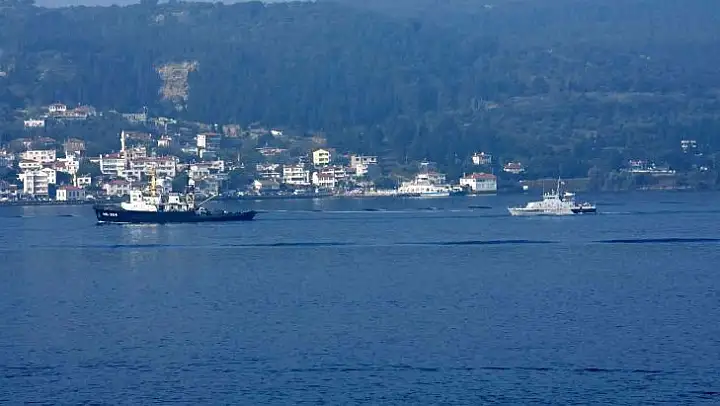 Rus savaş gemileri Çanakkale Boğazı'ndan geçti