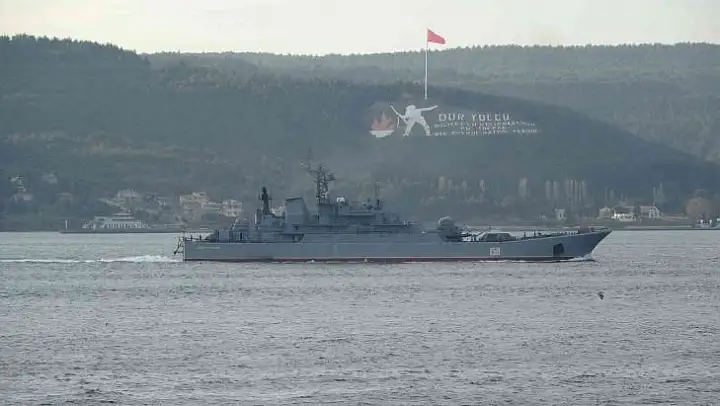 Rus savaş gemisi 'Caesar Kunikov' Çanakkale Boğazı'ndan geçti