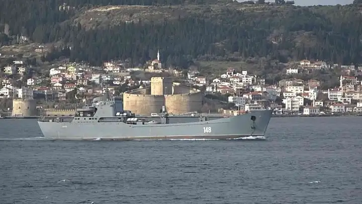 Rus savaş gemisi 'Orsk' Çanakkale Boğazı'ndan geçti