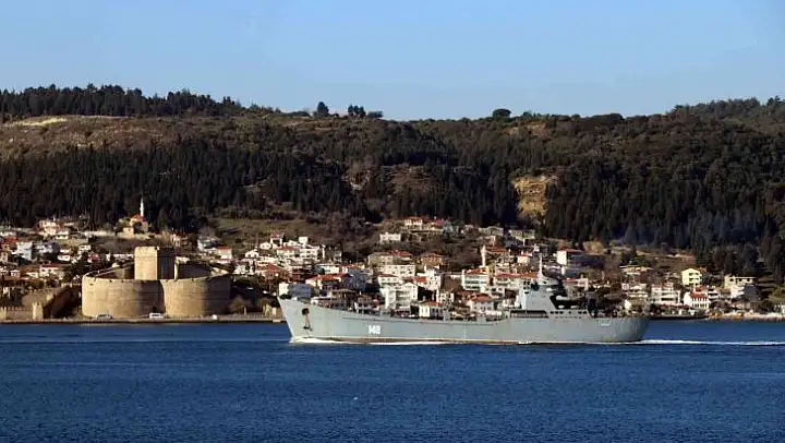 Rus savaş gemisi 'Orsk' Çanakkale Boğazı'ndan geçti