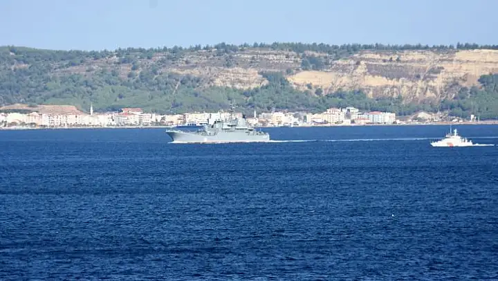 Rus savaş gemisi Çanakkale Boğazı'ndan geçti