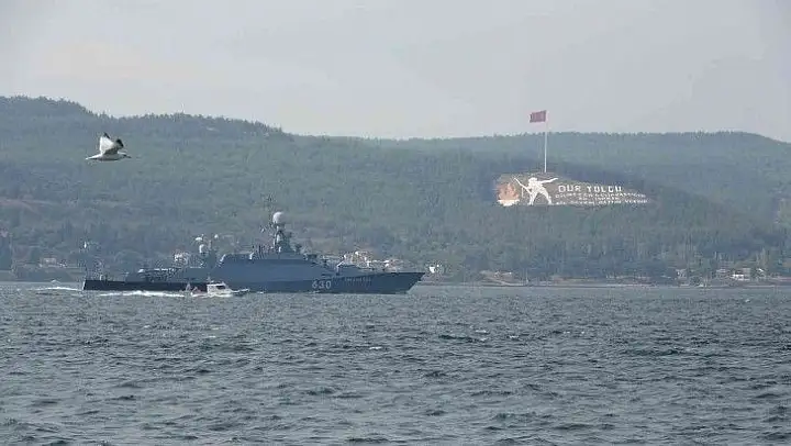 Rus savaş gemisi Çanakkale Boğazı'ndan geçti