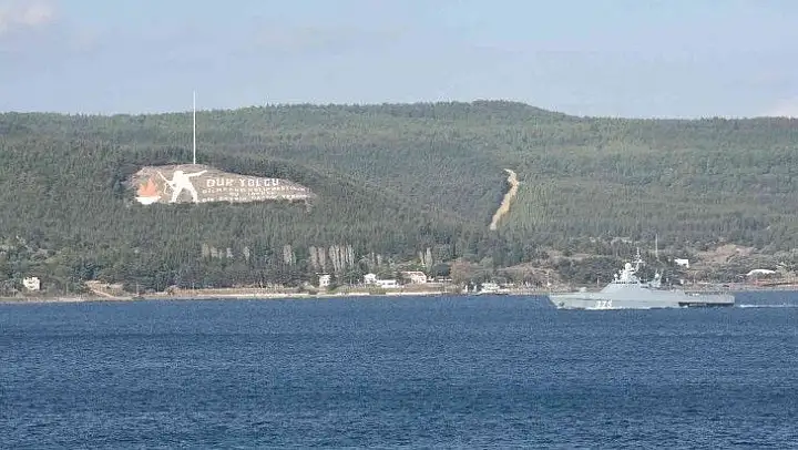 Rus savaş gemisi Çanakkale Boğazı'ndan geçti