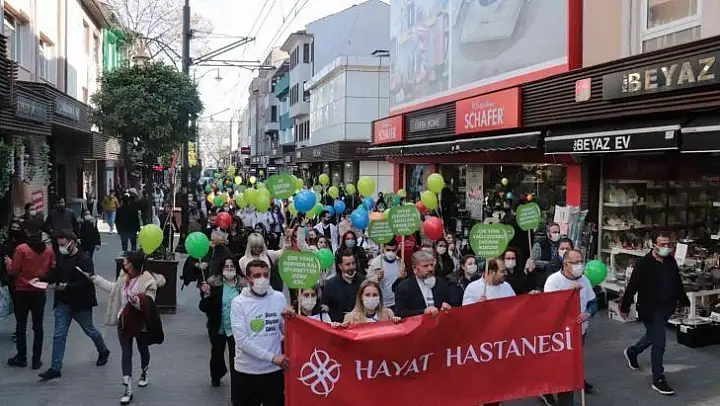 Sağlıkçılar 'Hareket berekettir' sloganıyla yürüdü
