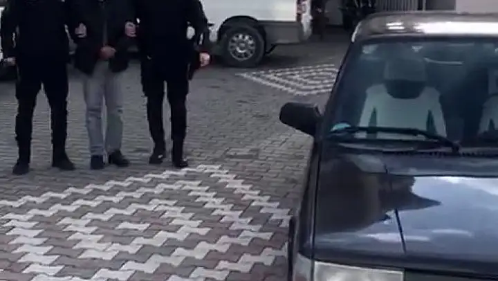 Sahte küpeleri satmaya çalışırken suçüstü yakalandı