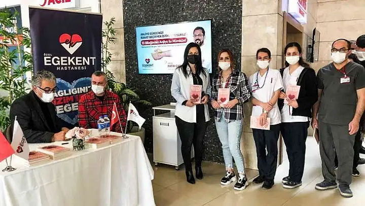 Şair doktorun imza gününe yoğun ilgi