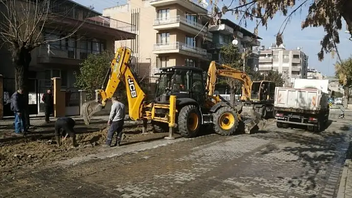Salihli Belediyesi ekipleri yeni yıl kısıtlamasında sahada çalıştı