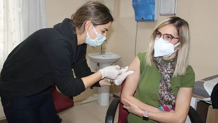 Salihli'de ilk aşı başhekim yardımcısına yapıldı