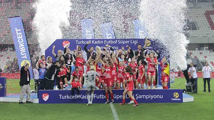 Şampiyon Ankara Büyükşehir Belediyesi Fomget kupasını aldı