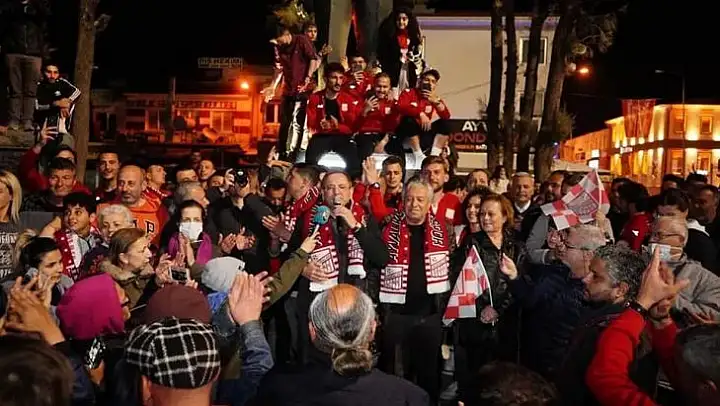 Şampiyon Ayvalıkgücü'ne coşkulu karşılama