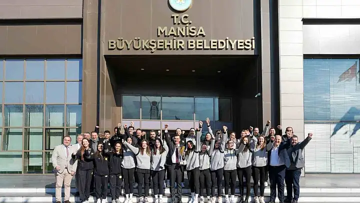 Şampiyon voleybolcular kupa ile Başkan Zeyrek'i ziyaret etti