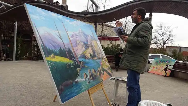 Sanatını sokaklarda icra ediyor