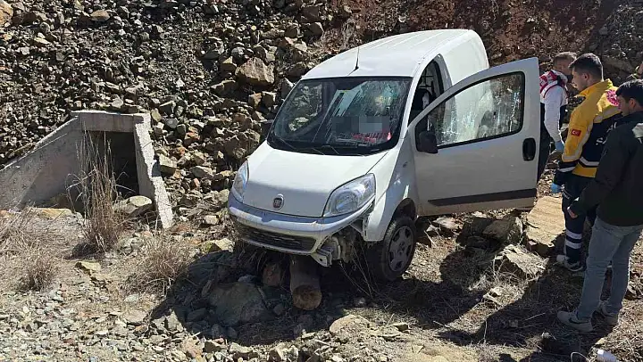 Şarampole yuvarlanan sürücü hayatını kaybetti